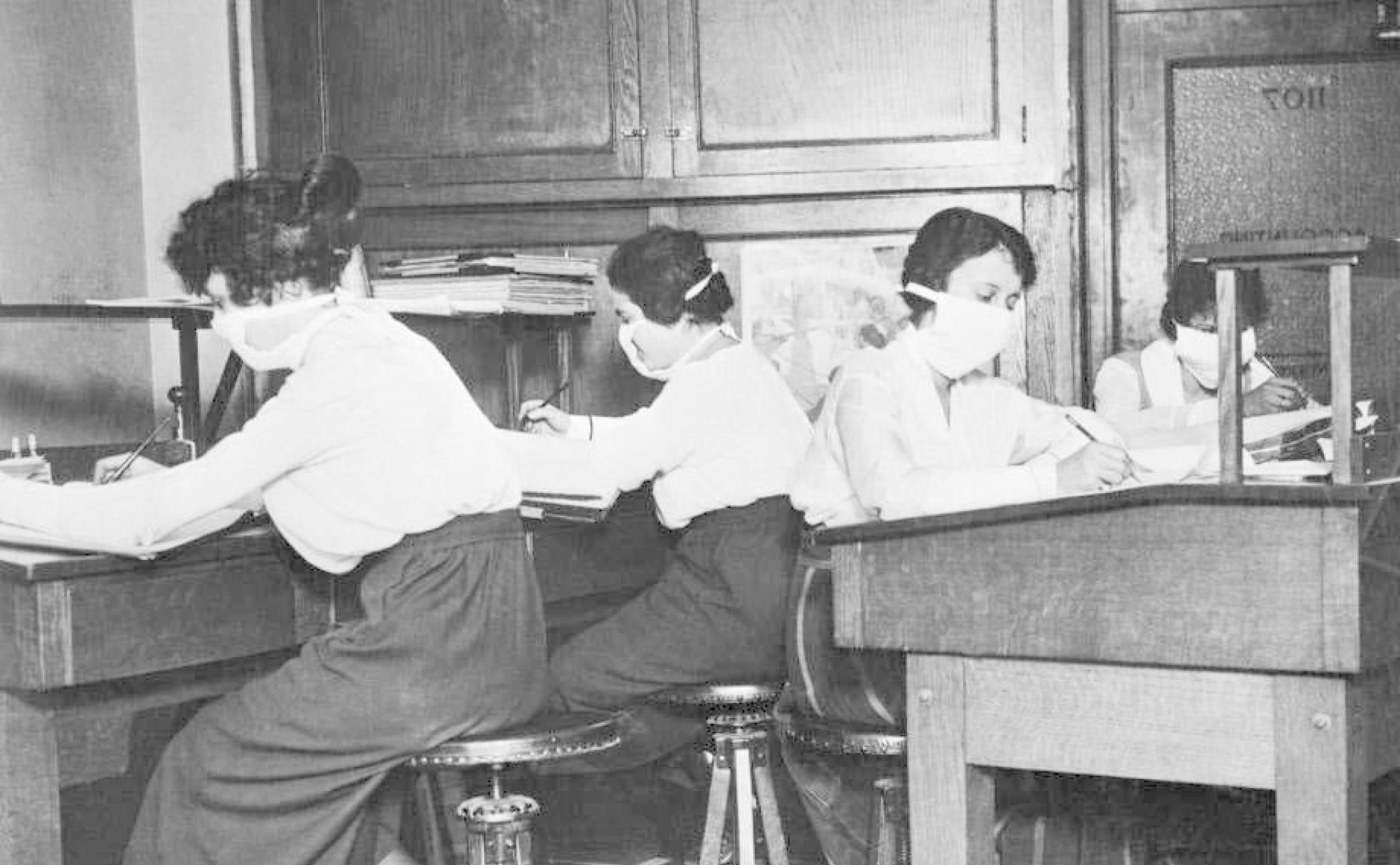 Secretarias con máscara en la oficina durante la pandemia de gripe española de 1918. 