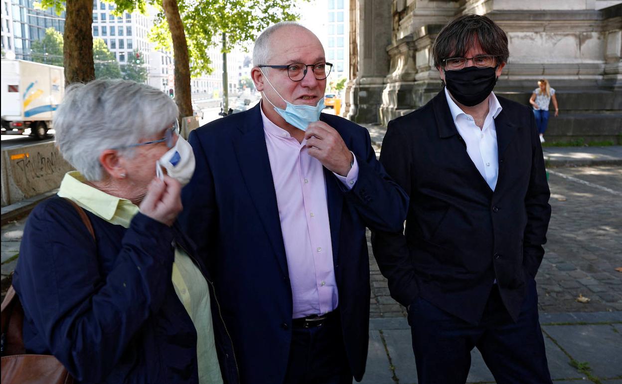 Puigdemont, junto al exconsejero Lluís Puig, ambos huidos en Bruselas.