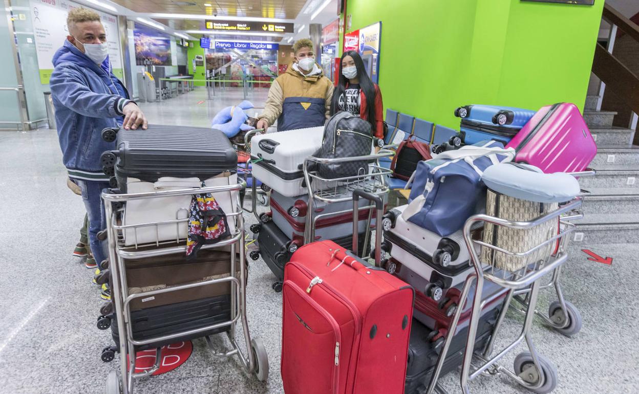 Cancelados todos los vuelos de hoy entre Madrid y Santander por las placas de hielo en Barajas