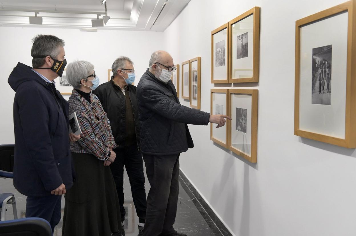 Pedro Palazuelos explica una de las imágenes de 'Fotos de un maestro de escuela'. 