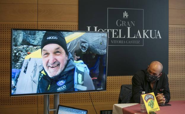 Juanito Oiarzabal anuncia su adiós a las grandes cumbres pero seguirá como guía de montaña