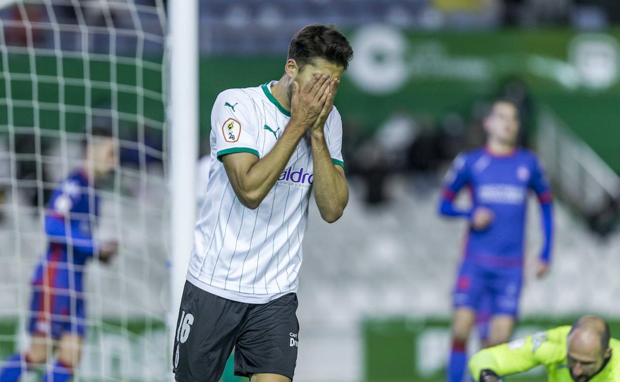 Villapalos se lamenta en el partido ante el Amorebieta.