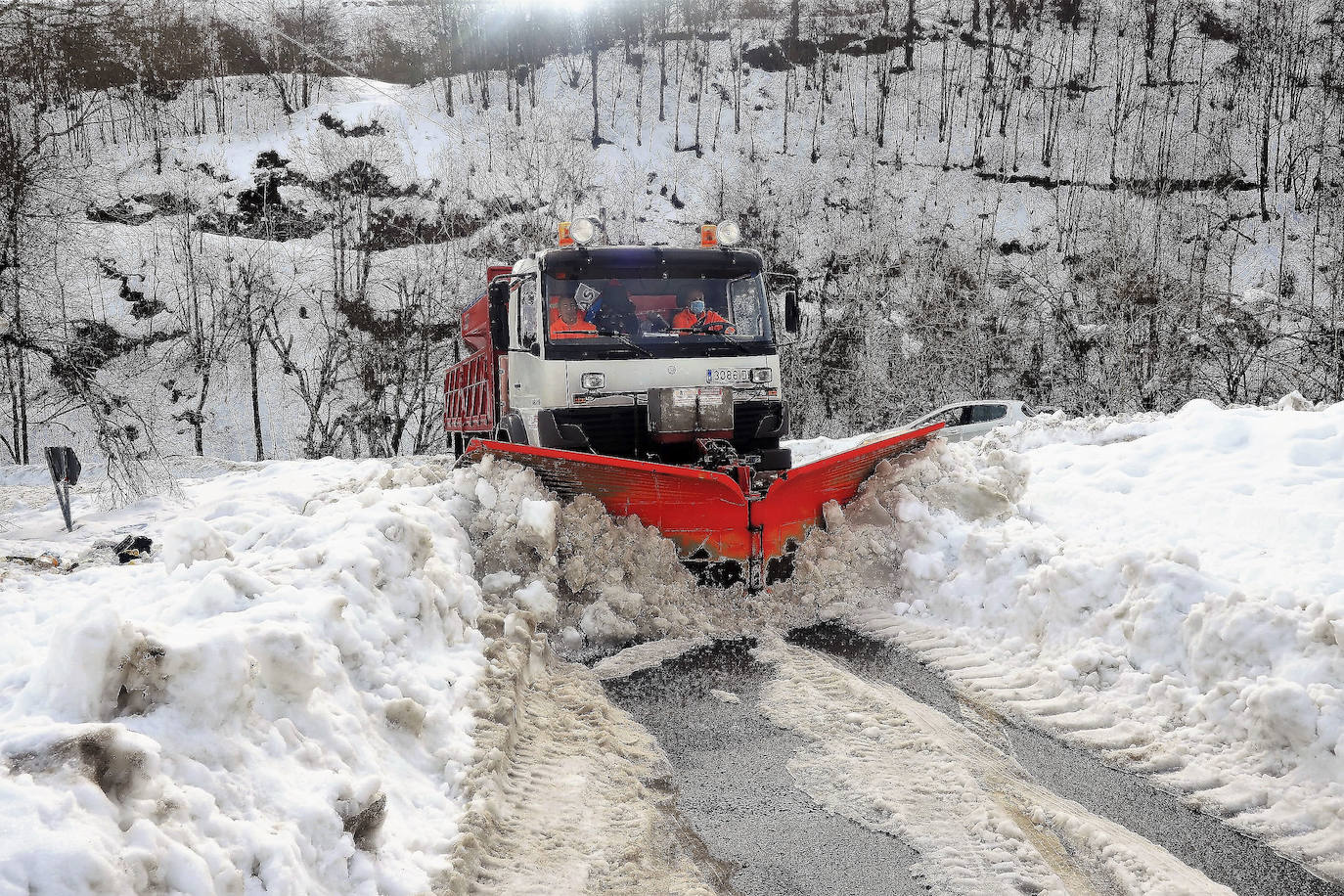 La nieve está complicando estos días la vida y las labores de los vecinos de San Roque de Riomiera. 