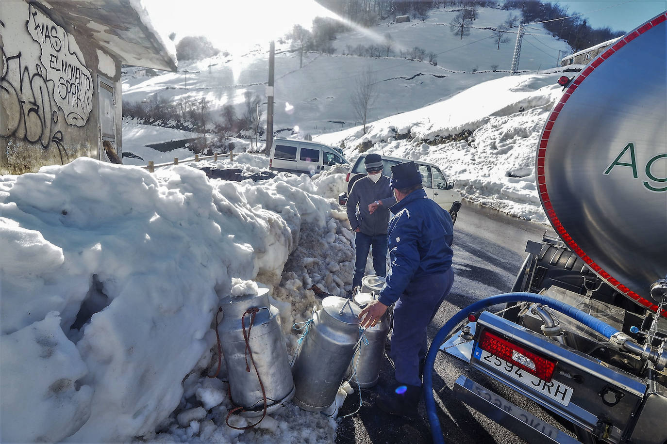 La nieve está complicando estos días la vida y las labores de los vecinos de San Roque de Riomiera. 