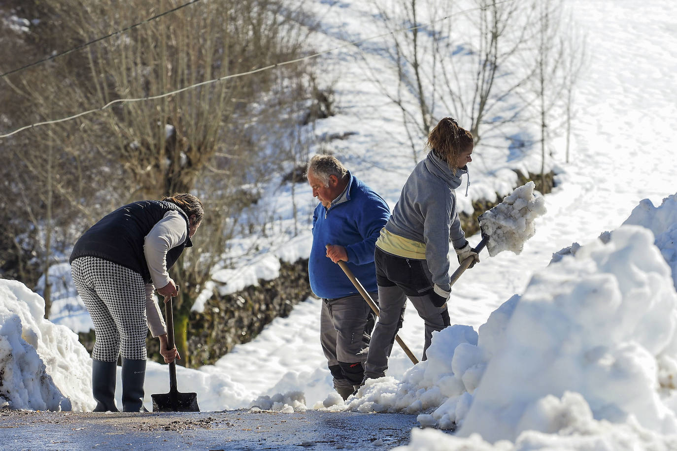 La nieve está complicando estos días la vida y las labores de los vecinos de San Roque de Riomiera. 