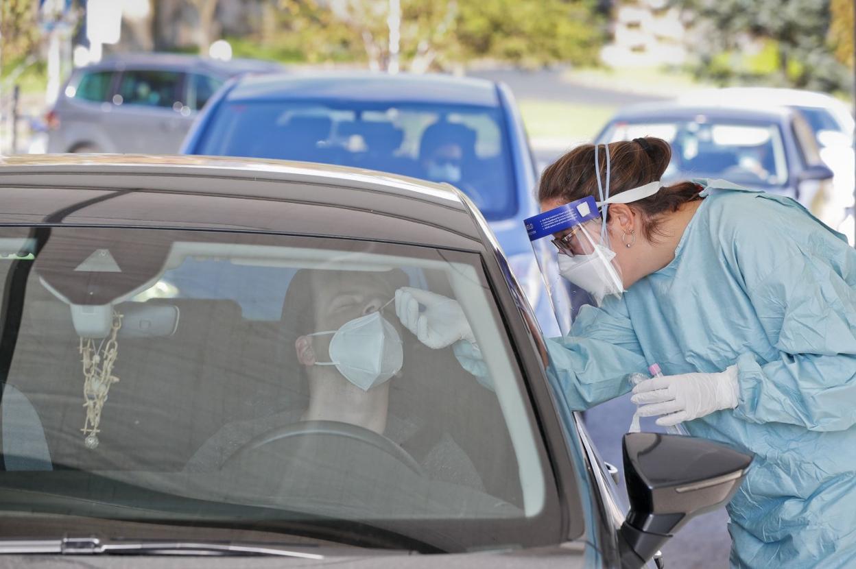 Una sanitaria toma una muestra para la realización de una prueba PCR en uno de los corautos de la región.