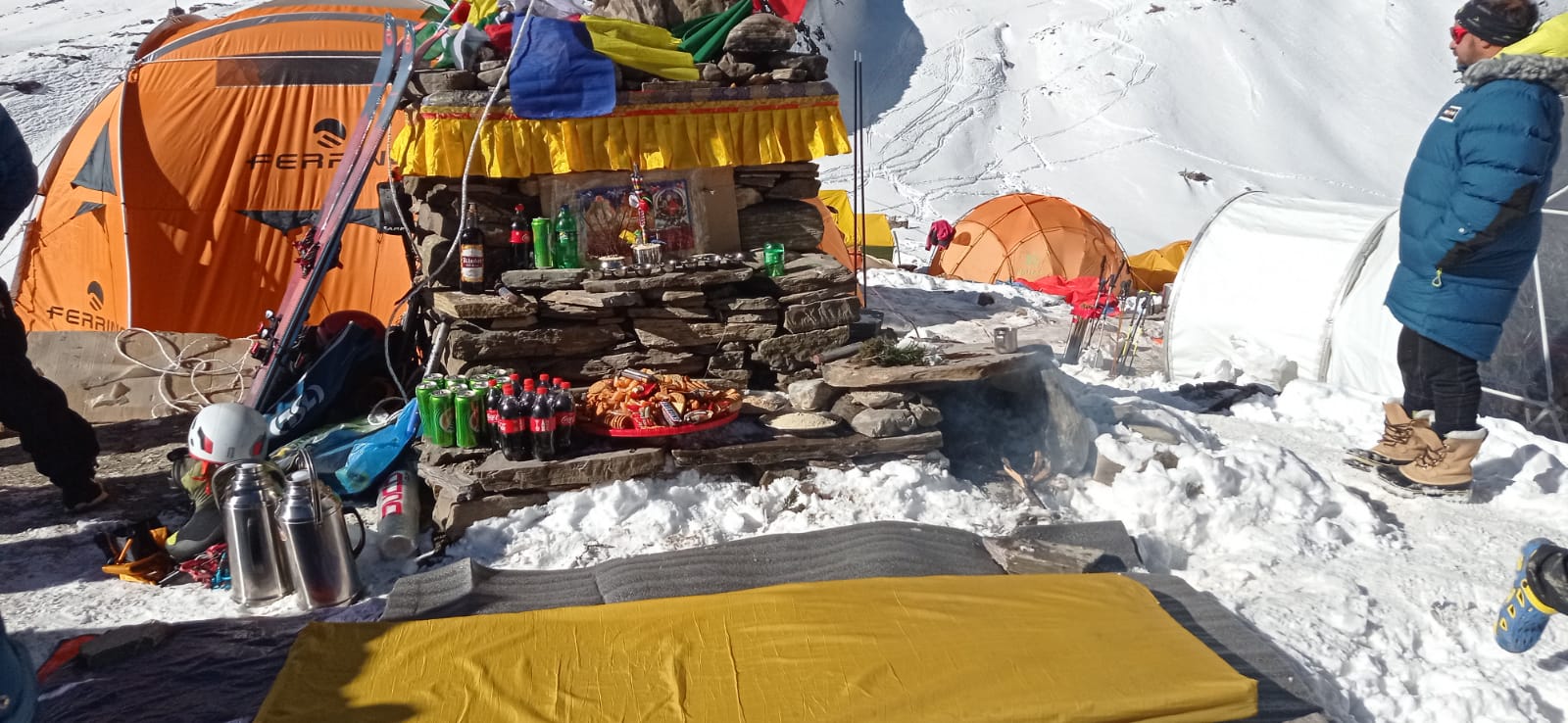 Fotos: El ritual budista de Txikon y su expedición para que la montaña les ayude en su ascensión al Manaslu y vuelvan