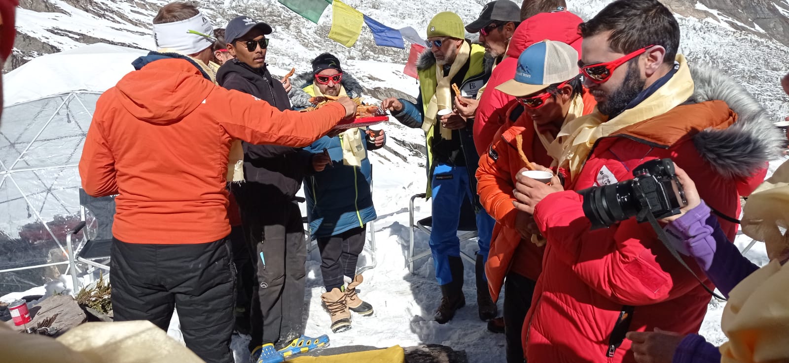 Fotos: El ritual budista de Txikon y su expedición para que la montaña les ayude en su ascensión al Manaslu y vuelvan