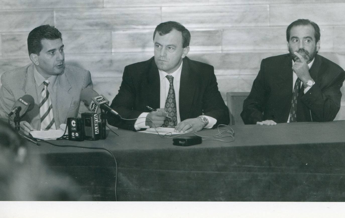 De izq. a dcha, Román Calleja, López Marcano y Juan Calzada en el Palacio de Festivales. 