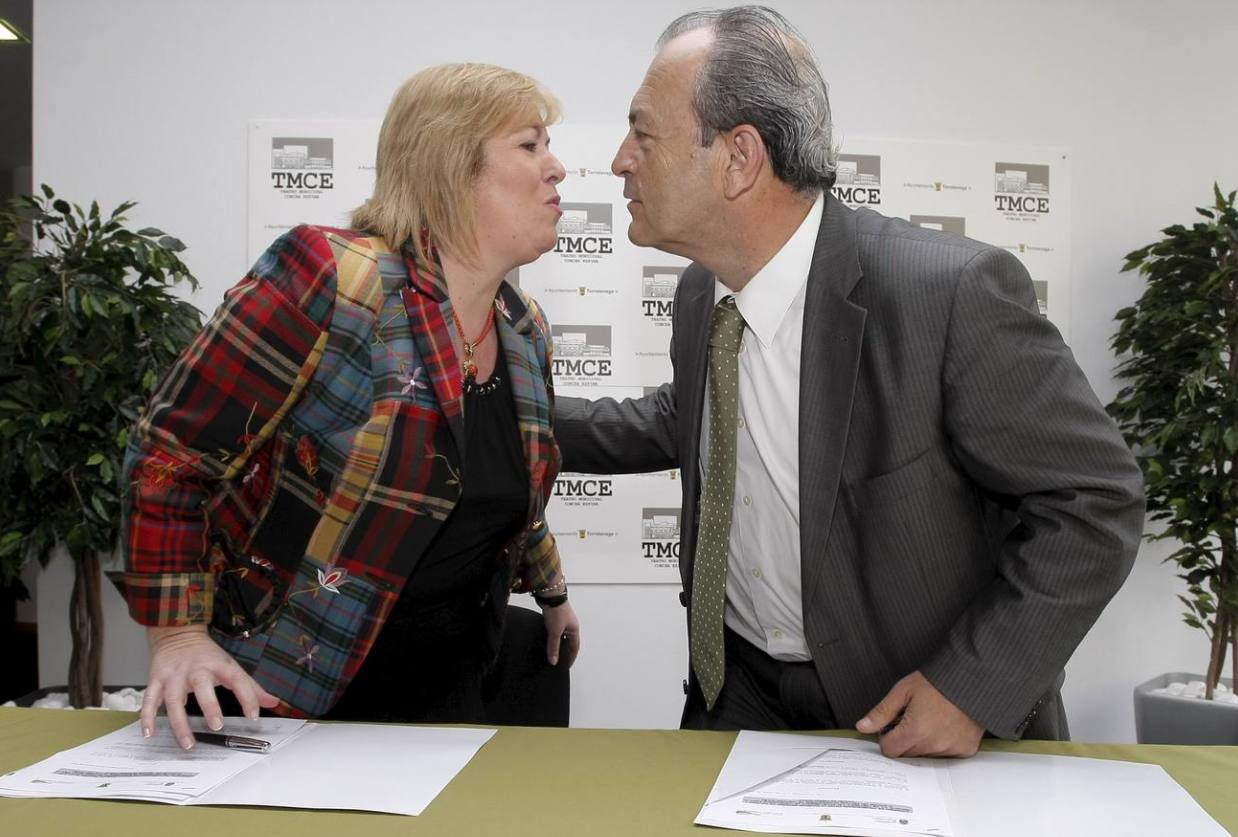  Saludo entre la alcaldesa, Blanca Rosa Gómez Morante, y el consejero Francisco Javier López Marcano en la presentación del Festival de Cortometrajes.