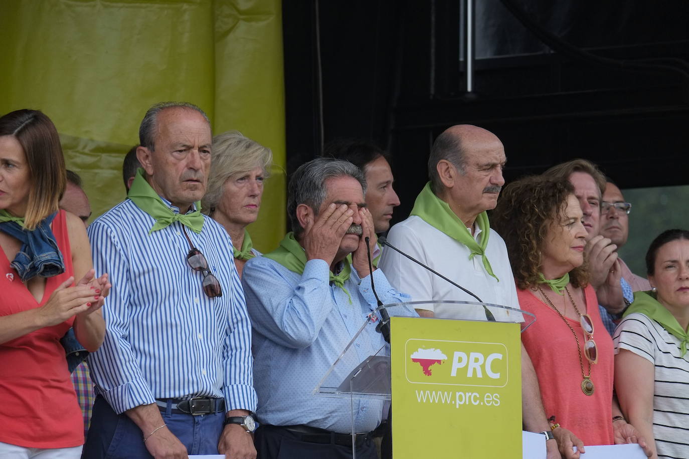 Fiesta anual del PRC, presidida por Miguel Ángel Revilla, en el Arenal de Penagos, en la que se recordó a Rafael de la Sierra. Al acto también asistieron Paula Fernández, Javier López Marcano, José María Mazón y Teresa Noceda, entre otros cargos del partido