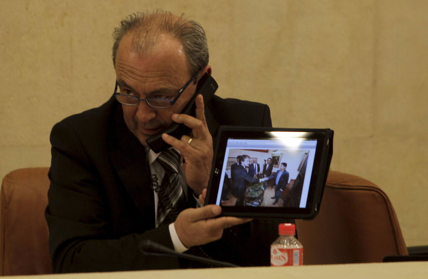 El diputado regional, Francisco Javier López Marcano, muestra en un iPad una foto de Iñigo de la Serna con Alí Syed. 