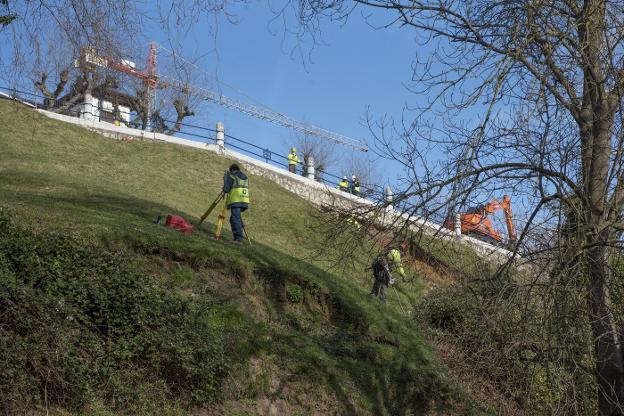 Un topógrafo, haciendo mediciones en el talud de Reina Victoria. 