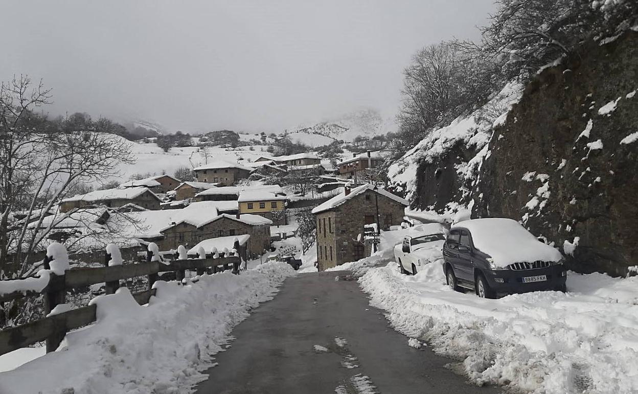 La localidad de Caloca (Pesaguero), cubierta por la nieve hace unos días.