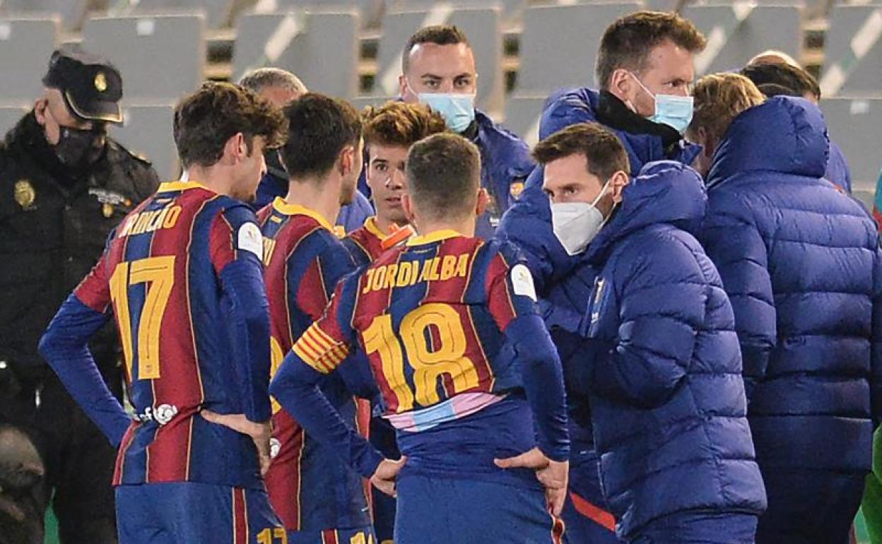 Leo Messi anima a sus compañeros antes de la prórroga en la semifinal de la Supercopa ante la Real Sociedad. 