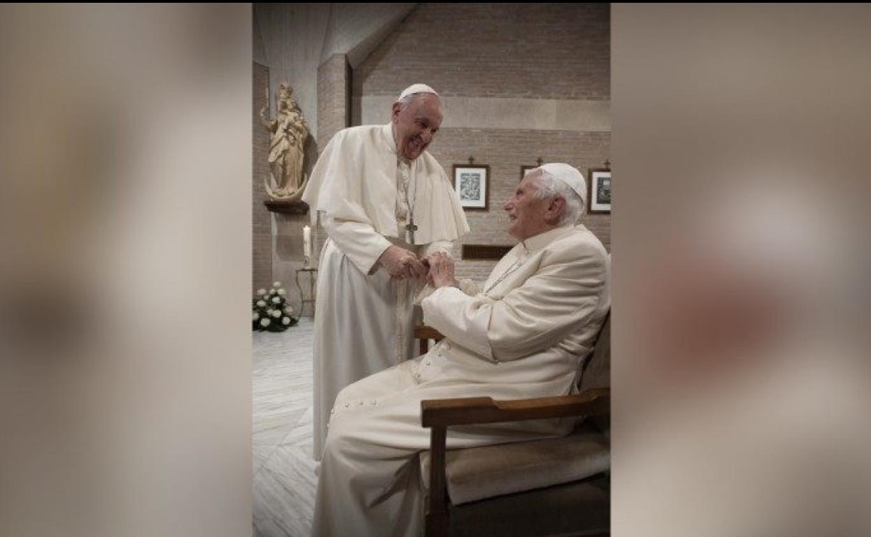 Los papas Francisco y Benedicto XVI, en una imagen difundida por el Vaticano.