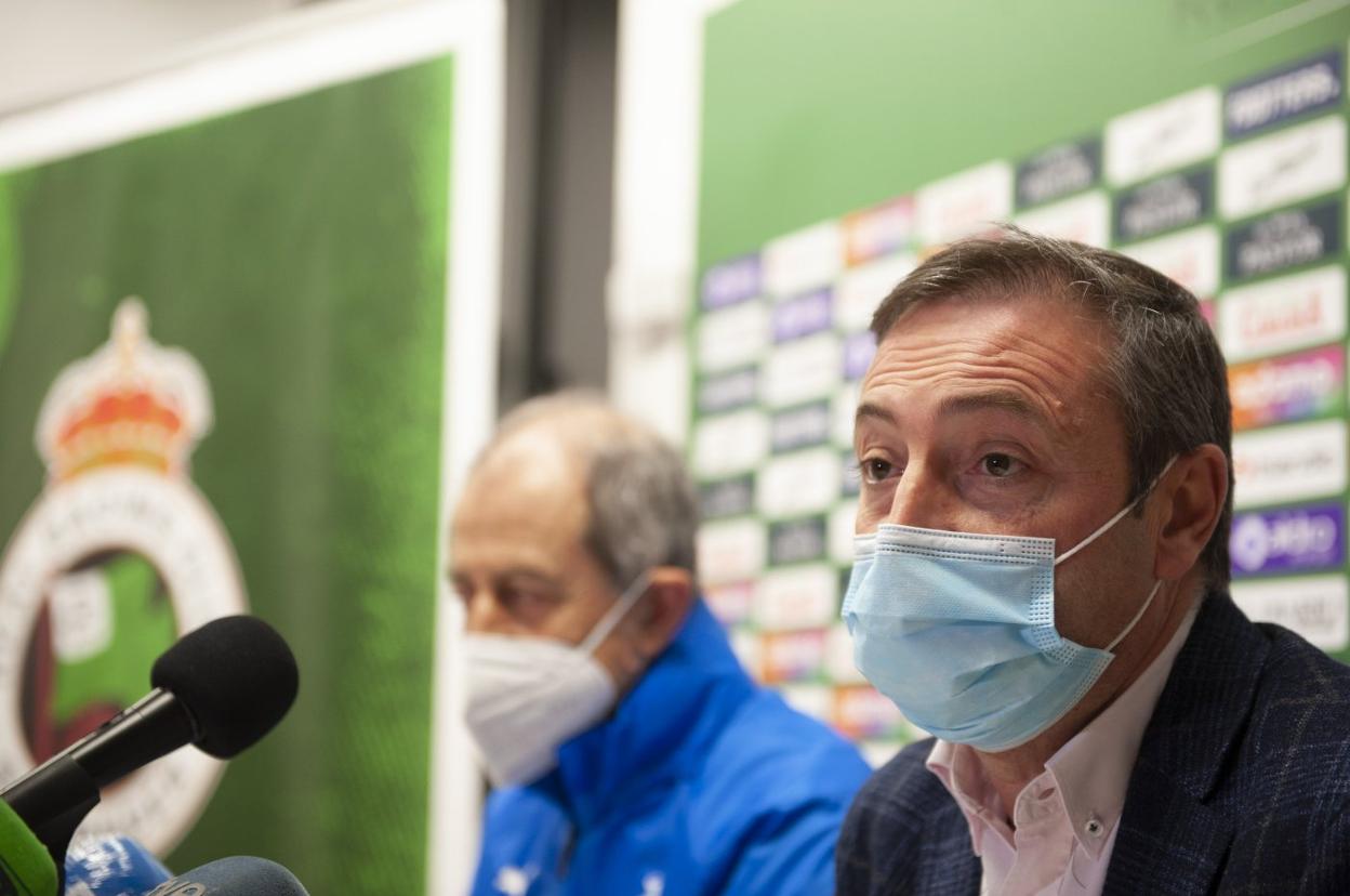 Alfredo Pérez, en primer plano, junto a José Mari Amorrortu, en la rueda de prensa de ayer. 