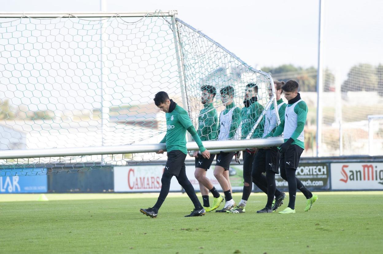 Ismael Benktib, en cabeza, Camus, Íñigo, Mantilla, Maynau y Siverio, cargan con una portería durante un entrenamiento en La Albericia. 