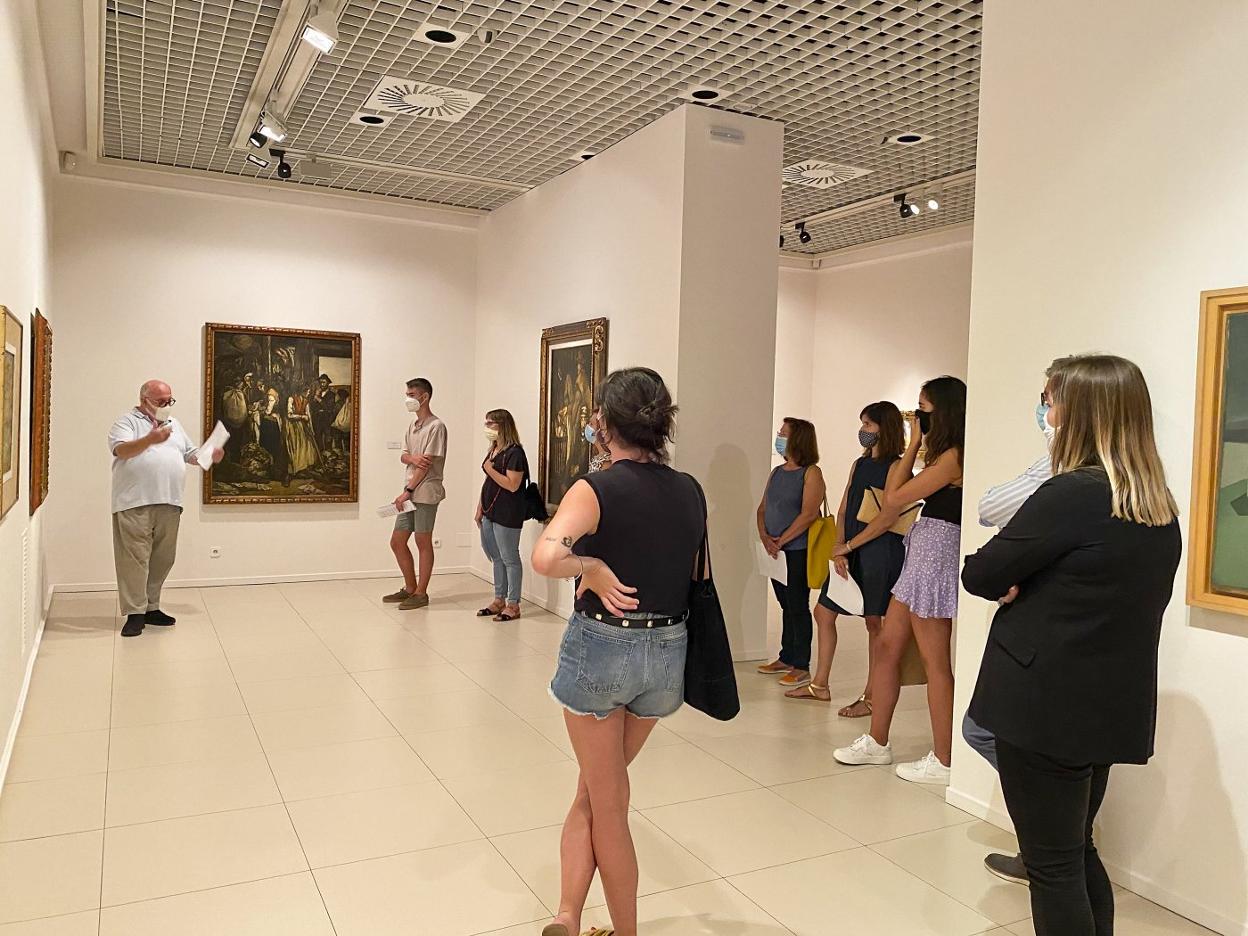 Una de las visitas guiadas a la exposición 'AQUA/TERRA' dirigida por Fernando Zamanillo. 