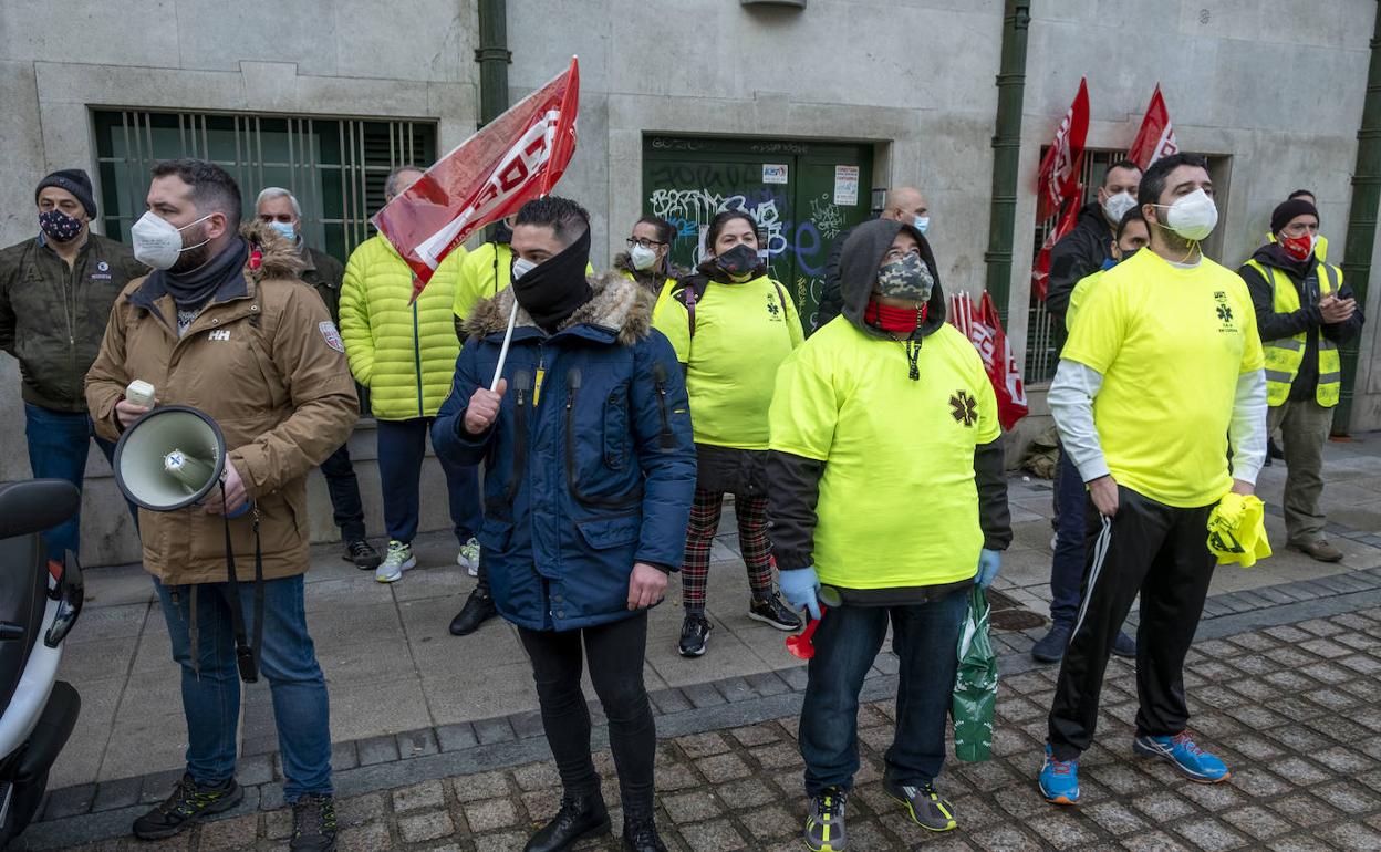 Los trabajadores se concentraron este viernes ante la sede del Gobierno regional y ante la Consejería de Sanidad.