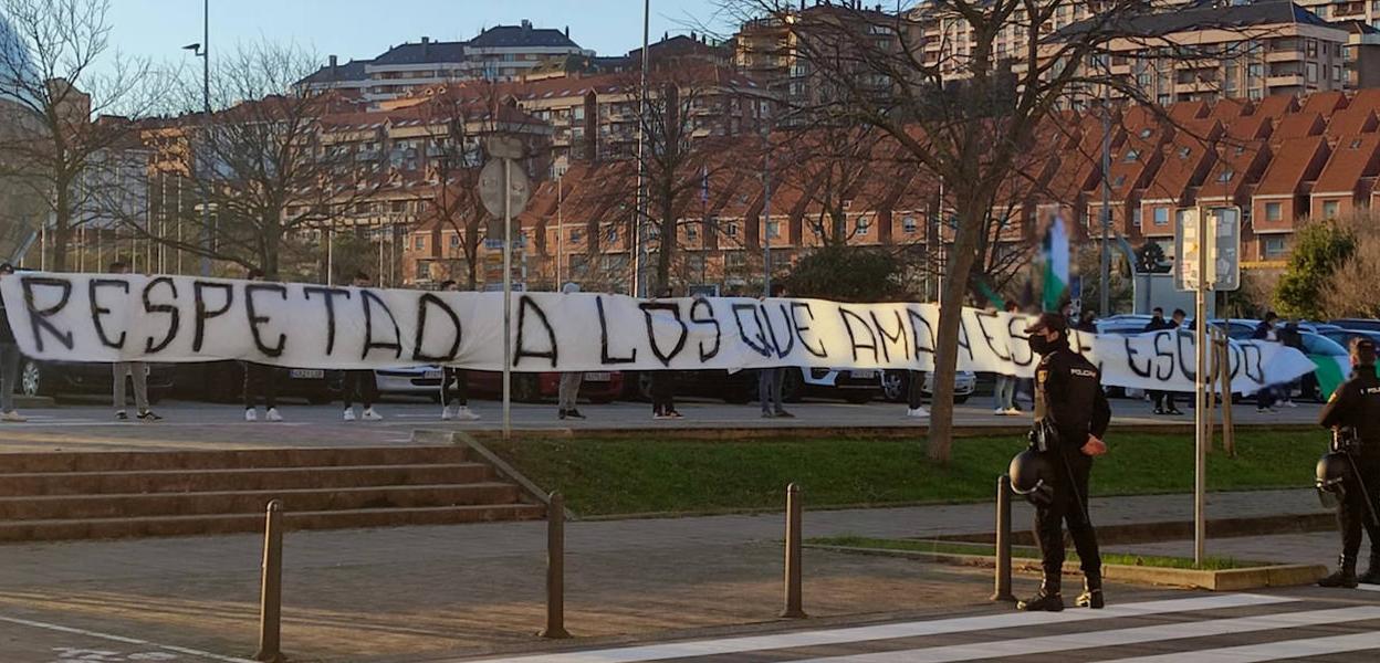 Pancarta que unos aficionados mostraron antes del partido ante el Real Unión sel pasado miércoles y en la que dice: «Respetad a los que aman este escudo»