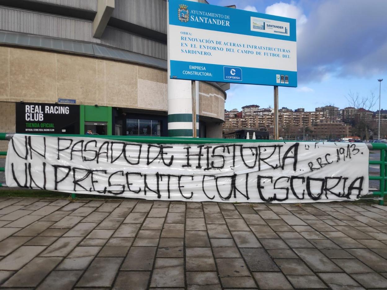 Varias pancartas con mensajes críticos aparecieron ya el jueves por la noche en las inmediaciones de los Campos de Sport de El Sardinero. 