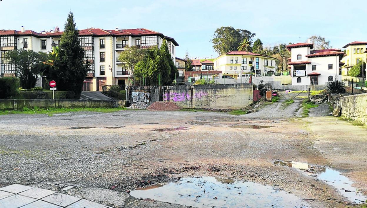 El solar que sirve de aparcamiento frente a Sobrellano.