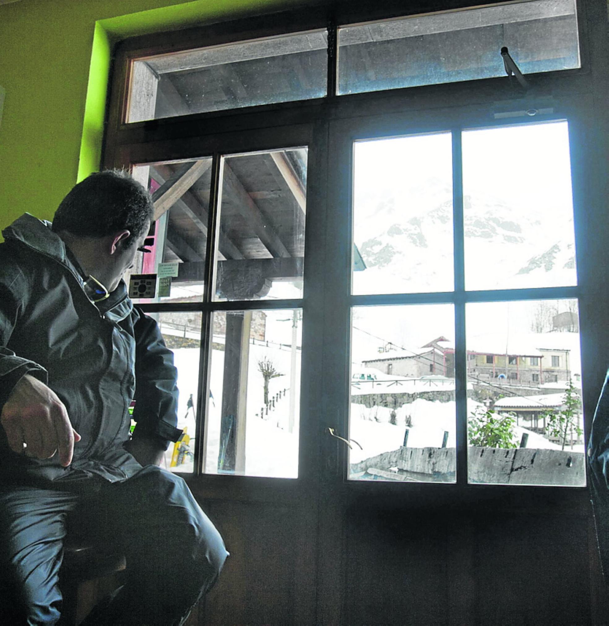 Tresviso. Imagen de un vecino observando desde una ventana la nevada del año 2015 que aisló el pueblo.