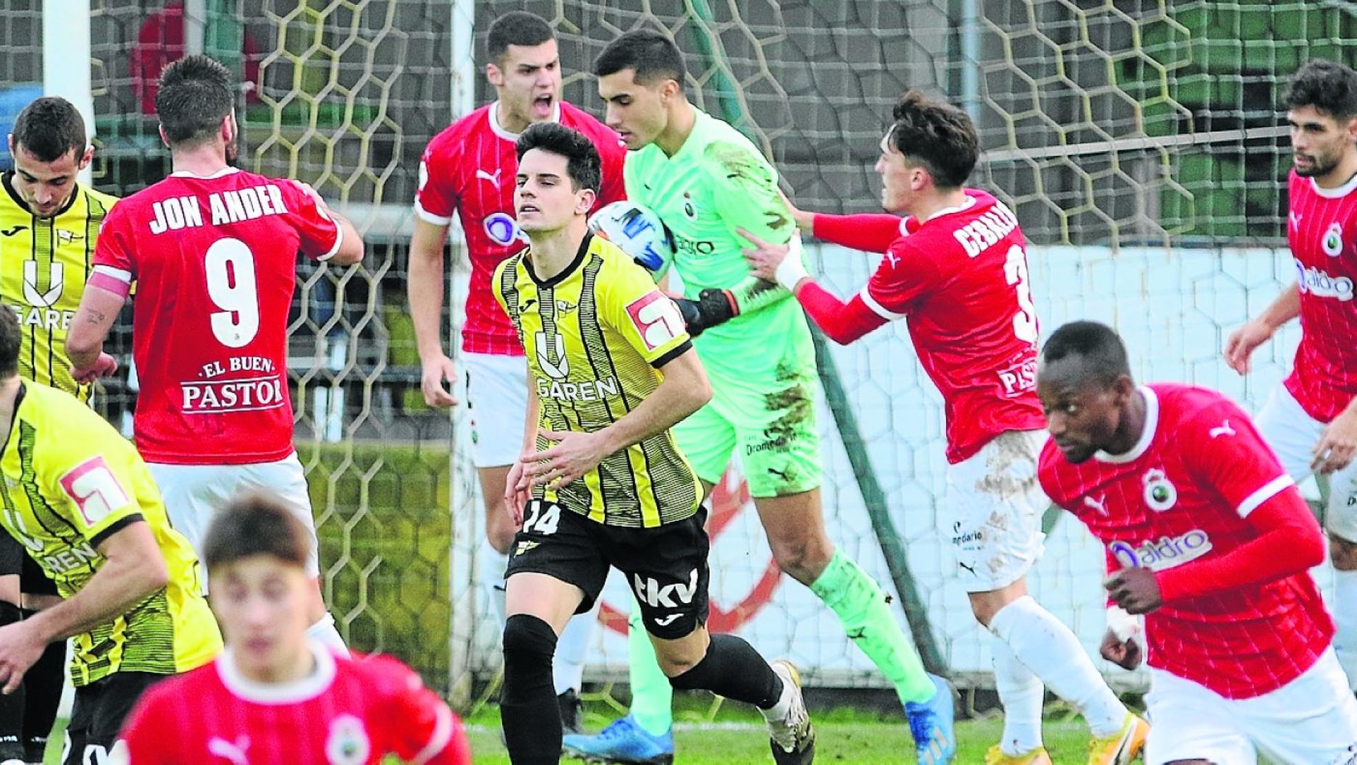 Lucas es felicitado por sus compañeros tras parar el penalti. 