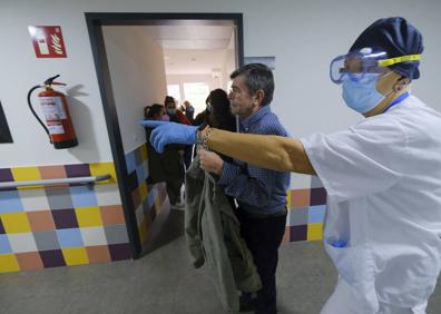 Imagen secundaria 1 - Ajetreo y «nervios» detrás del pinchazo