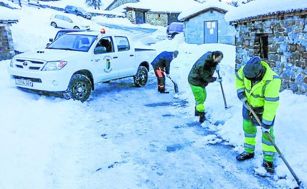 Varios trabajadores de Pesaguero retiran hielo en Cueva.