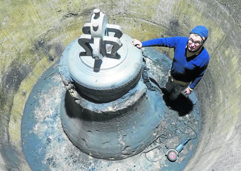 Portilla muestra la majestuosa campana introducida en un foso en el obrador de Vierna, en Meruelo. 