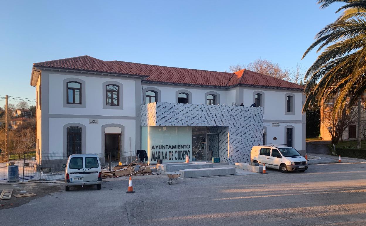 Fotografía reciente en la que se aprecia la transformación radical en el acceso al edificio 