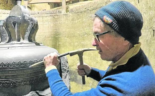 El maestro, durante la labor de retirada del molde, que deja al descubierto la obra de arte. 