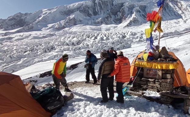 Alex Txikon paraliza los trabajos en el Manaslu como muestra de respeto a Sergi Mingote