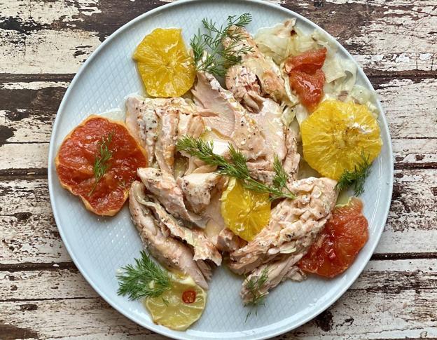 Decorar el plato con unas ramitas de eneldo.