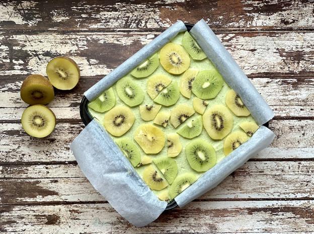 Decorar la tarta con rodajas de kiwi verde y gold.