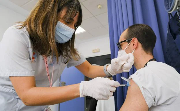 Sanidad recurrirá a la red privada sólo «si no podemos asumir la vacunación»