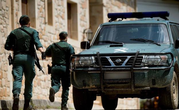 Parte del dispositivo de la Guardia Civil que actuó en Turieno en julio de 2018.