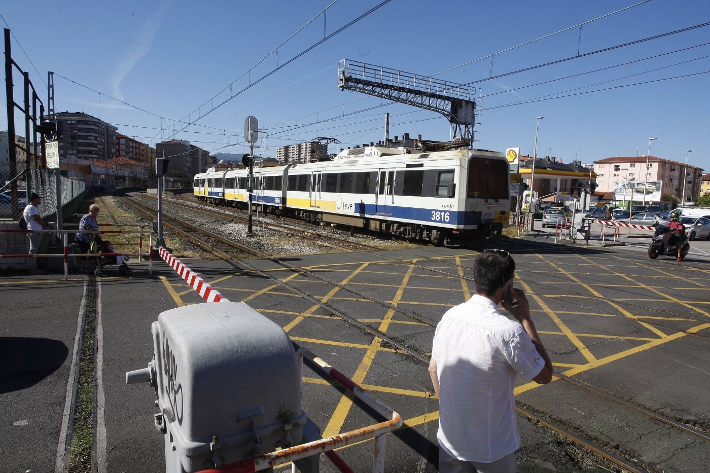 Paso a nivel de Pablo Garnica, uno de los dos que serán eliminados con la futura integración ferroviaria. 