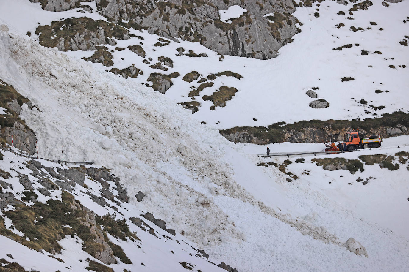 Un gran alud de nieve ha sepultado la carretera de acceso a Tresviso, dejando por ahora incomunicado, por carretera, el acceso a este pequeño municipio de Liébana, de 59 habitantes. En estos momentos, una empresa externa, por encargo del Ayuntamiento, está trabajando en despejar la carretera