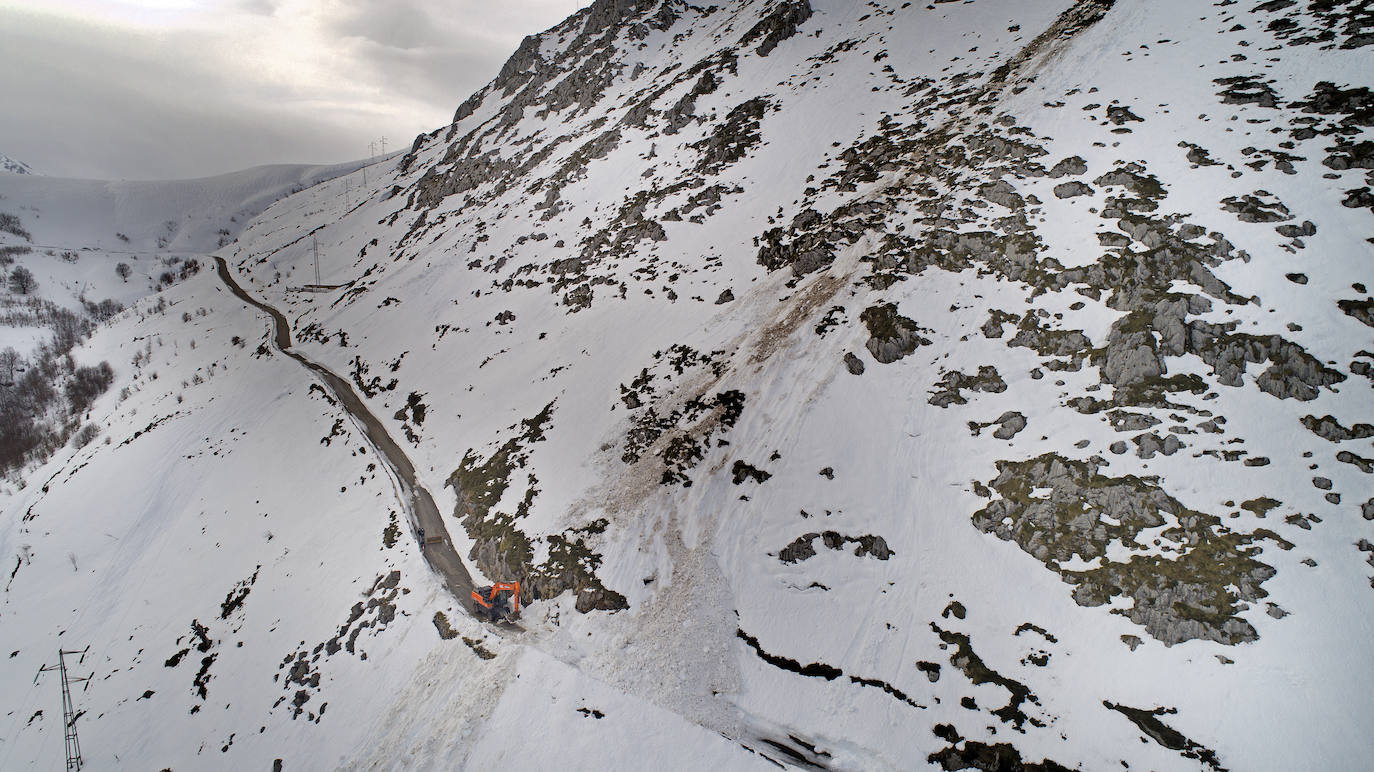 Un gran alud de nieve ha sepultado la carretera de acceso a Tresviso, dejando por ahora incomunicado, por carretera, el acceso a este pequeño municipio de Liébana, de 59 habitantes. En estos momentos, una empresa externa, por encargo del Ayuntamiento, está trabajando en despejar la carretera