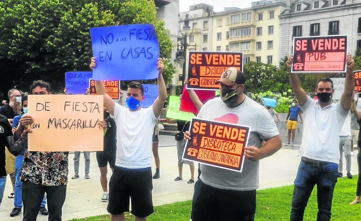 Los empresarios del ocio nocturno se han manifestado en más de una ocasión en protesta por las restricciones impuestas por la pandemia.