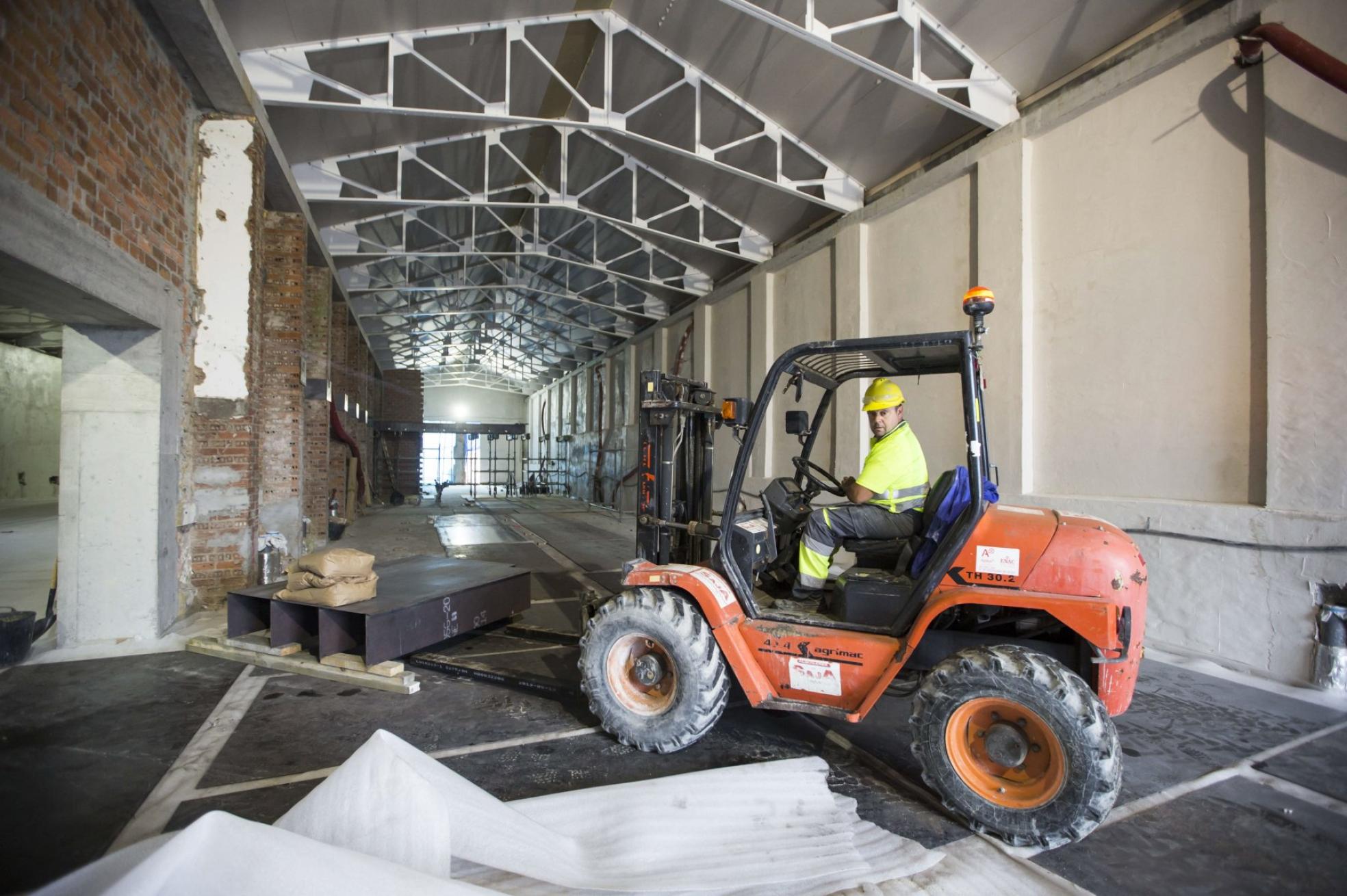 Imagen de los trabajos durante el pasado año en el interior de las Naves de Gamazo. En primavera estarán listas para albergar la Colección Enaire. 