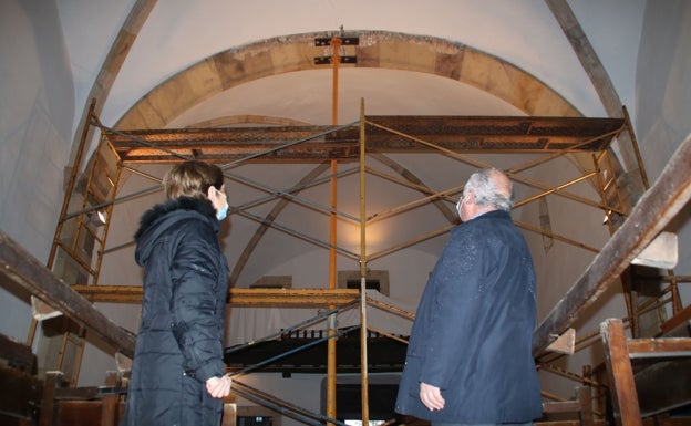 Imagen principal - La grieta de la iglesia de San Juan une a los de Arenal