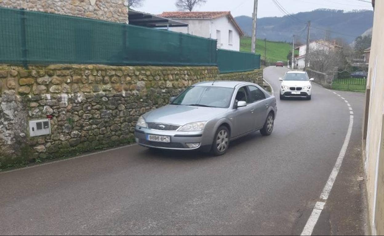 La carretera de Las Caldas a Sovilla es muy estrecha en algunos tramos