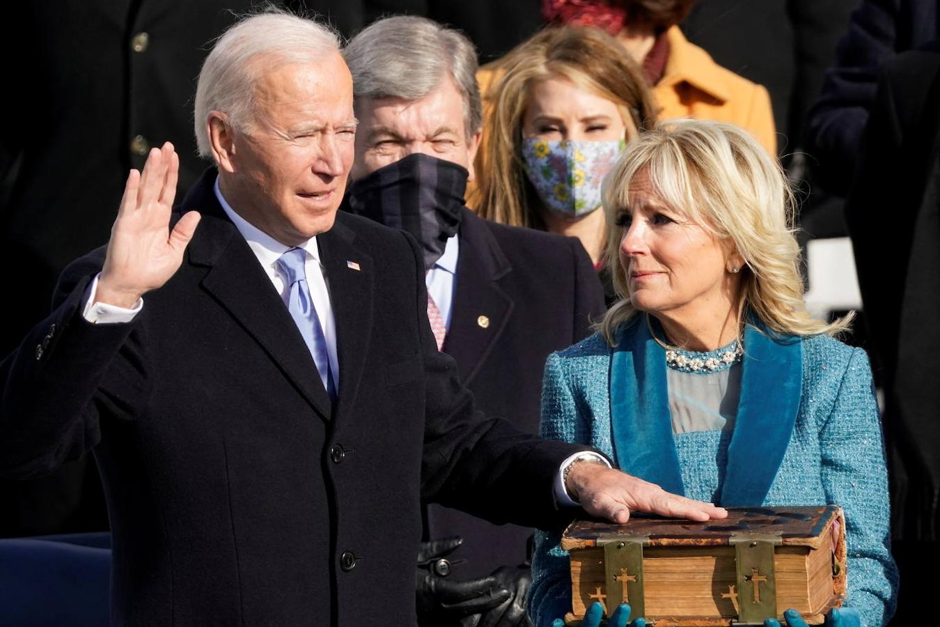 Joe Biden asume el cargo ante e presidente del Tribunal Supremo, John Roberts.