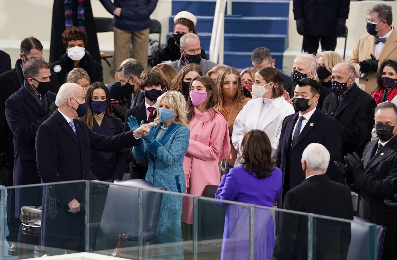 Joe Biden saluda a los invitados a la toma de posesión.