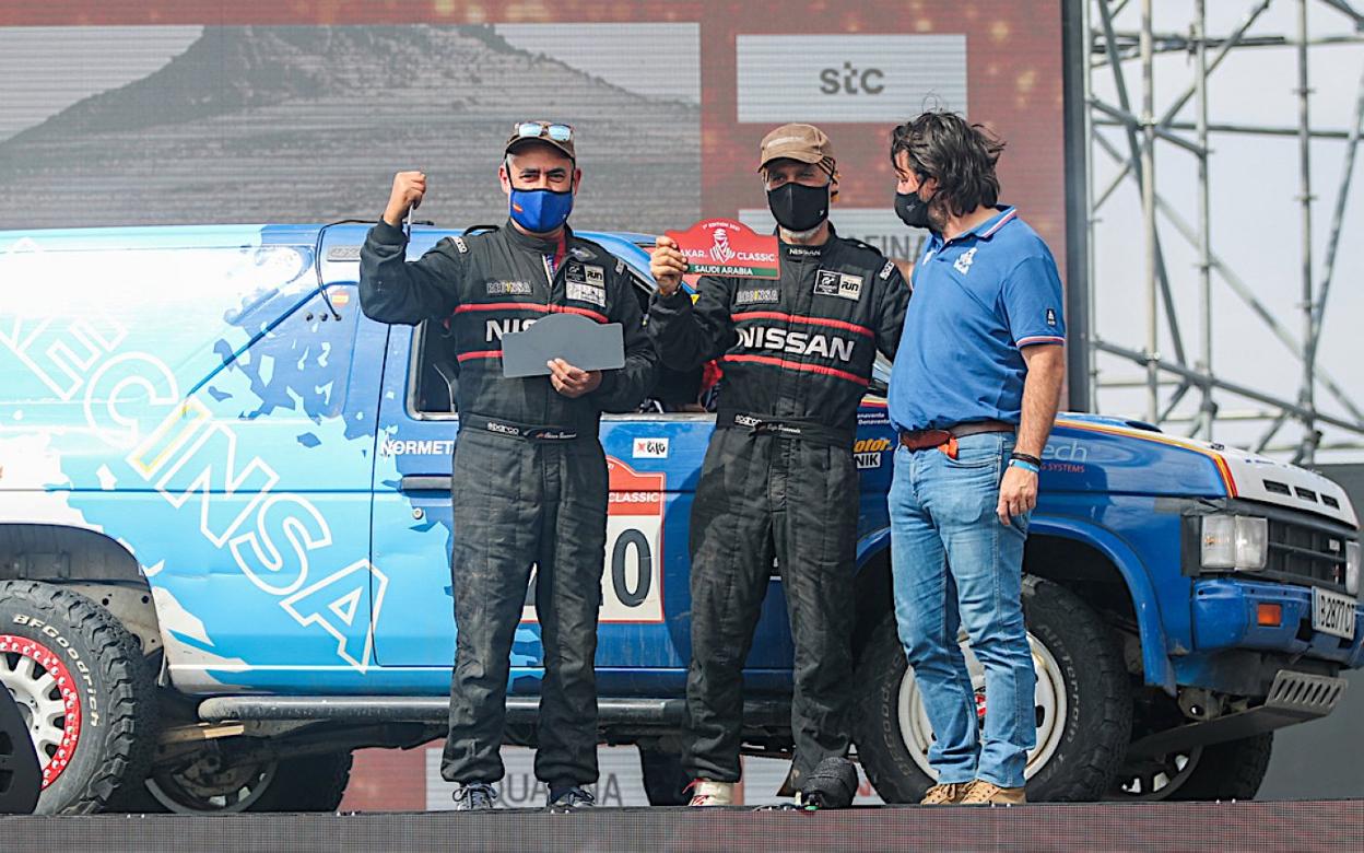 los cántabros Francisco y Rafael Benavente, junto a David Castera, director del Dakar. 