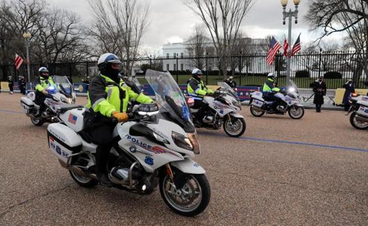 Motoristas de la Policía patrullan el perímetro de la Casa Blanca.